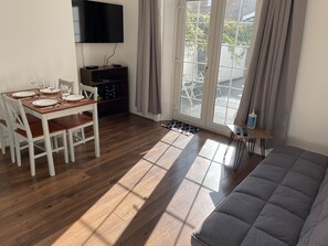 Apartment | Dining - Spacious 2-bed Apartment With Free Parking (Eastbourne)