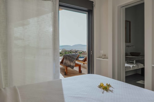 Villa Pelagia Summary