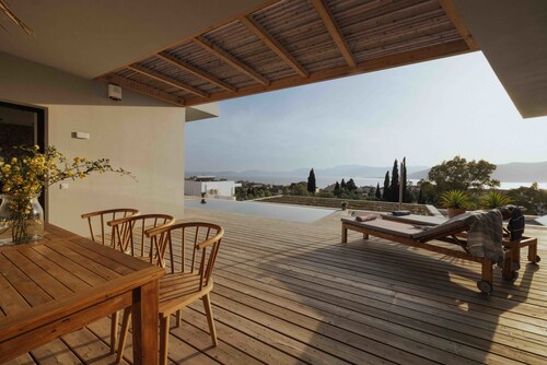 Villa Pelagia Summary