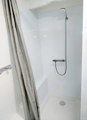 Douche, séchoir à cheveux, serviettes fournies, papier de toilette