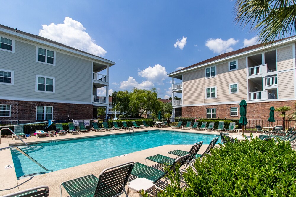 Summer Deals! Cozy 1st Floor Condo in Golf Course Community in Barefoot!