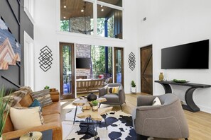 Smart TV, fireplace, books - Newly Constructed Modern Farmhouse, Hot Tub, Outdoor Covered Fireplace, Creek (Blue Ridge)