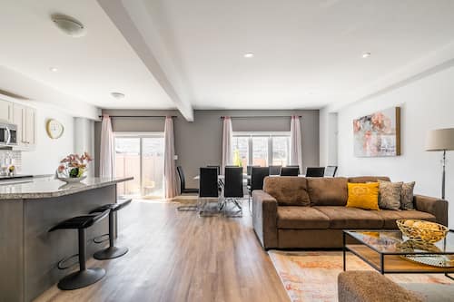 Maison en rangée luxueuse, 5 chambres, baignoire à remous | Aire de séjour | Téléviseur à écran plat de 43 po avec télévision numérique, téléviseur