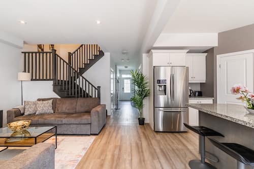 Maison en rangée luxueuse, 5 chambres, baignoire à remous | Aire de séjour | Téléviseur à écran plat de 43 po avec télévision numérique, téléviseur