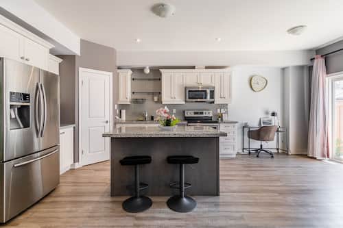 Maison en rangée luxueuse, 5 chambres, baignoire à remous | Cuisine privée | Réfrigérateur grande capacité avec congélateur, four à micro-ondes