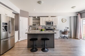 Luxury Townhome, 5 Bedrooms, Hot Tub | Private kitchen | Full-size fridge, microwave, oven, stovetop - GLOBALSTAY. Waterfront 5BR Townhouse. Private HOT TUB, Gym, Sauna (Hamilton)