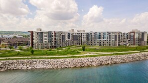 Exterior - GLOBALSTAY. Waterfront 5BR Townhouse. Private HOT TUB, Gym, Sauna (Hamilton)