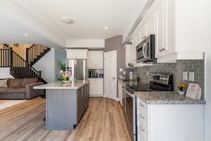 Casa de ciudad de lujo, 5 habitaciones, hidromasaje | Cocina privada | Refrigerador con congelador, microondas, horno y parrilla de estufa