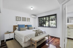 4 bedrooms, bed sheets