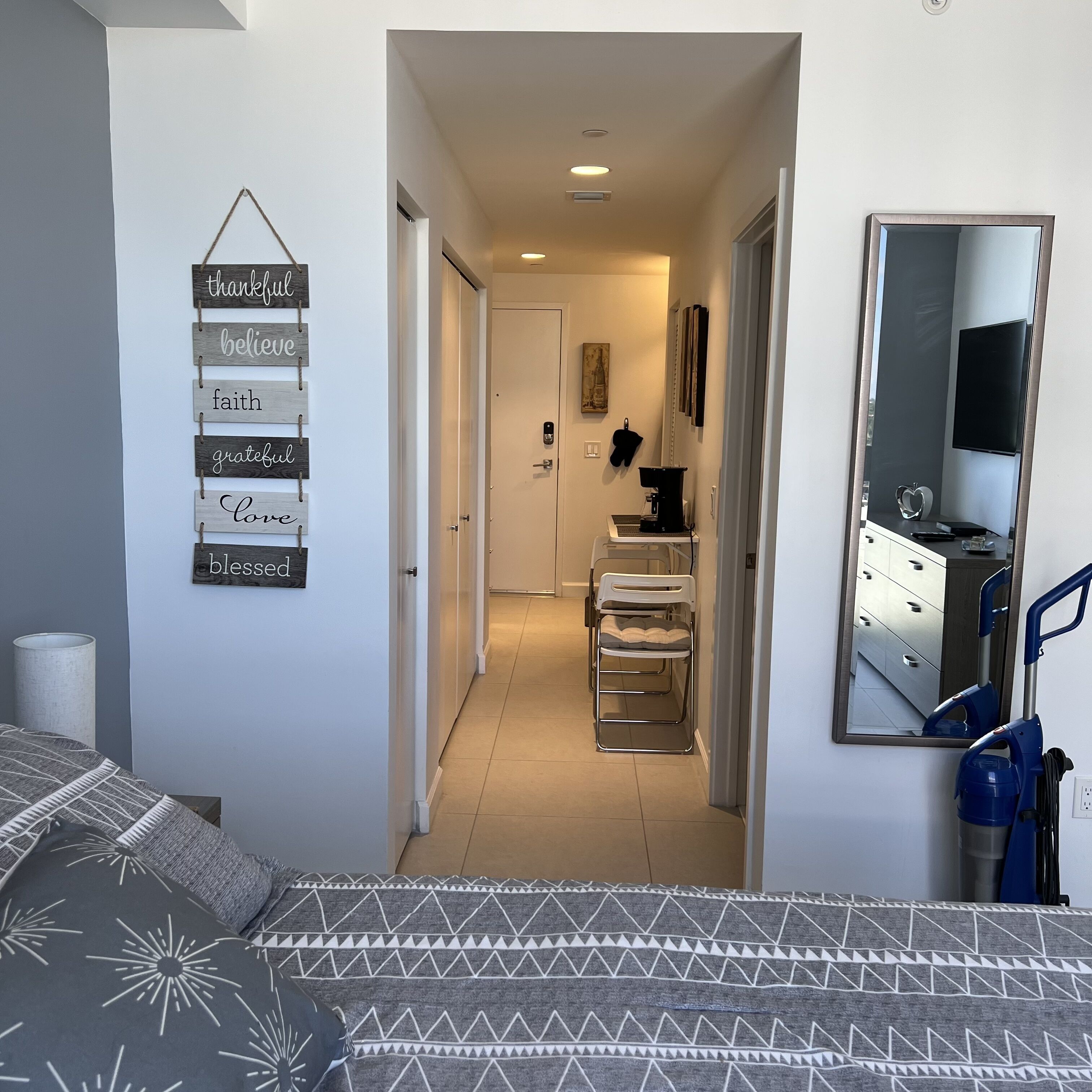 Great unit next to restaurants walk paths and nightlife.