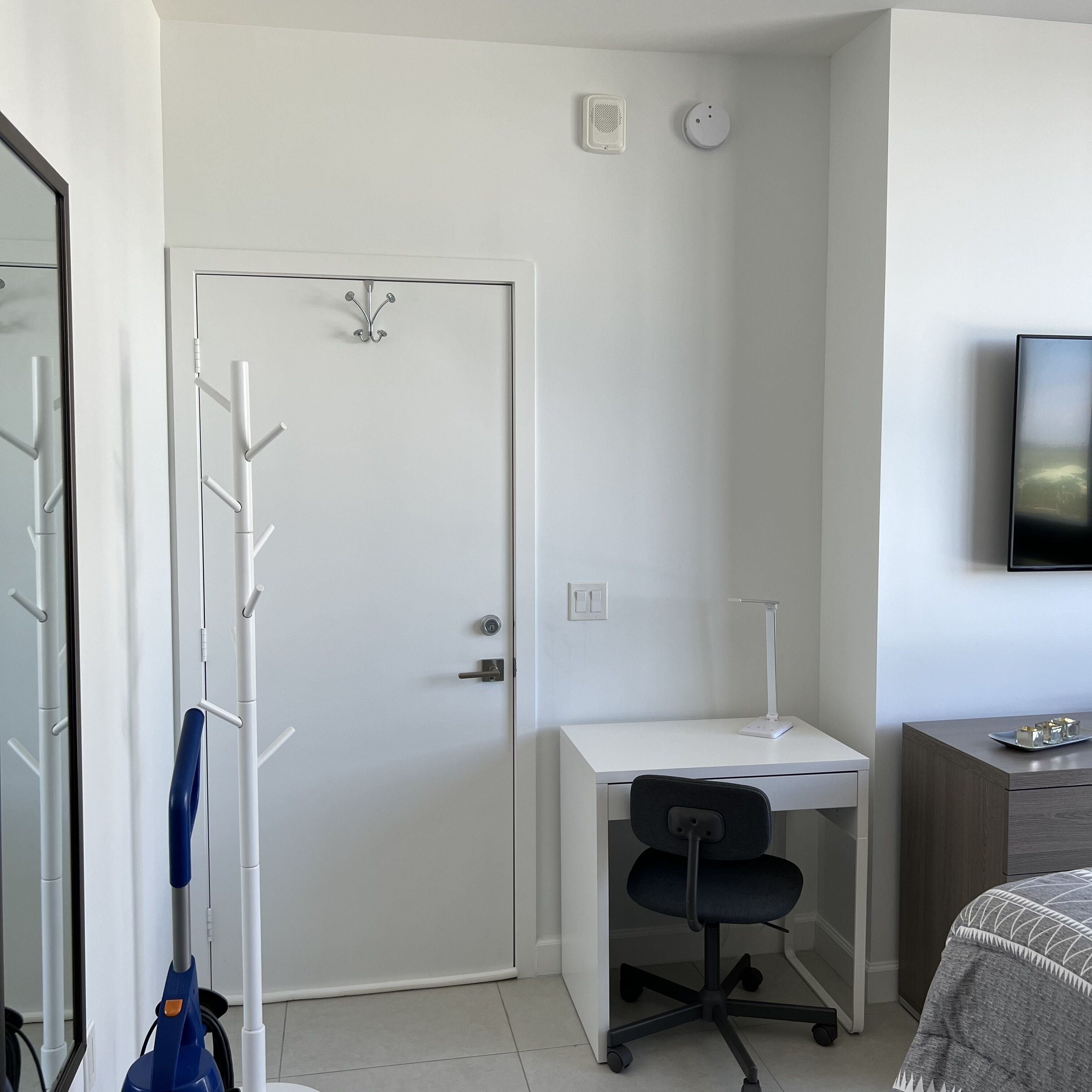 Great unit next to restaurants walk paths and nightlife.