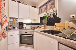 Een koelkast, een magnetron, een oven, een kookplaat