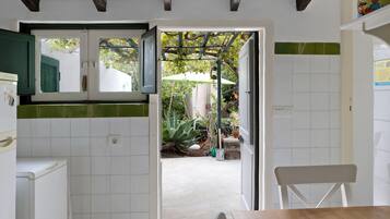 Køleskab, mikrobølgeovn, ovn, kaffe-/temaskine