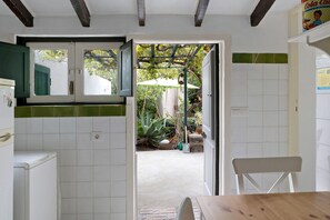 Refrigerador, microondas, horno y cafetera y tetera 