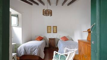 2 chambres, fer et planche à repasser, Wi-Fi gratuit, draps fournis