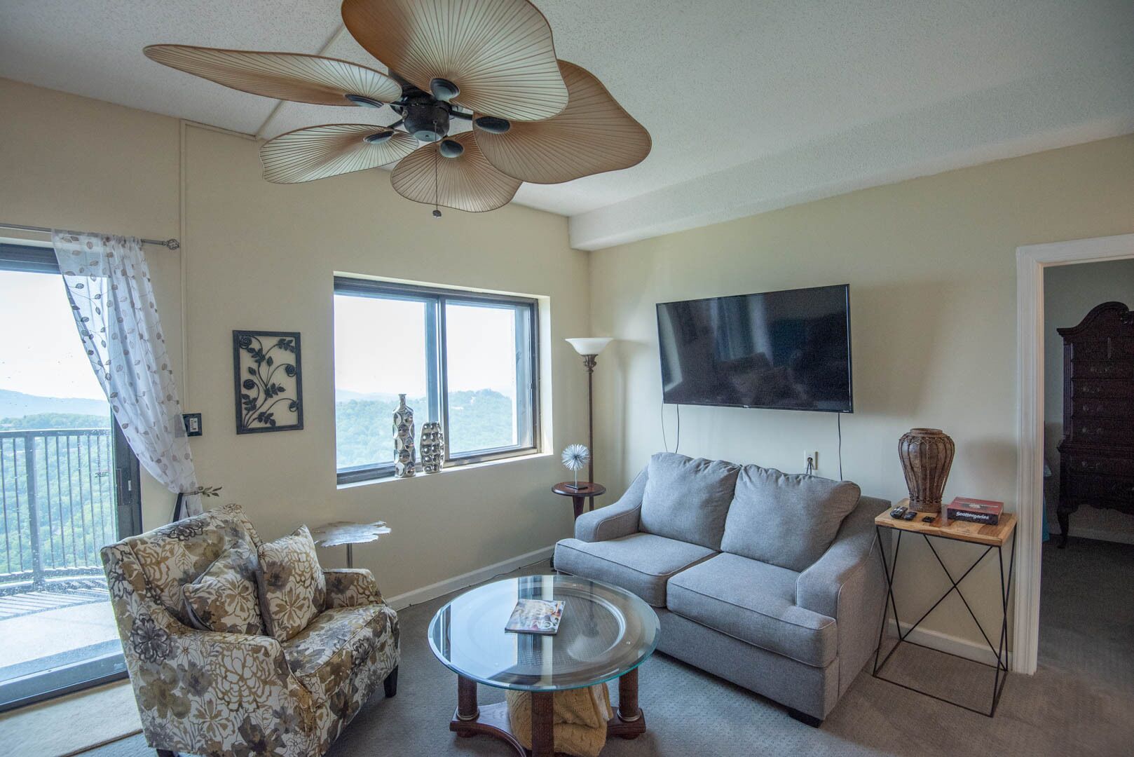 Top Floor Sugar Mountain Condo (pool, gym, views!)