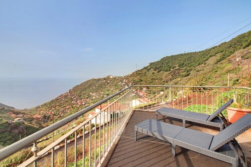 Holiday Home Villa Liliana – Sea View, Terrace & 3 Balconies in Madeira