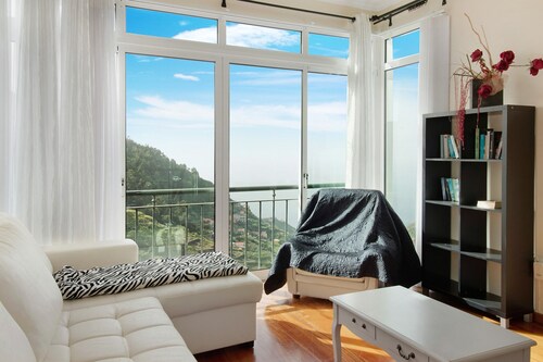 Holiday Home Villa Liliana – Sea View, Terrace & 3 Balconies in Madeira