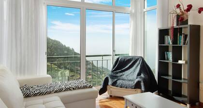 Holiday Home Villa Liliana – Sea View, Terrace & 3 Balconies in Madeira