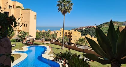 'Superb 2-bed Apartment in Duquesa' with Shared Pool, Terrace & Wi-Fi