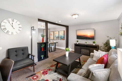 King Bed | Private Parking | Strong WiFi