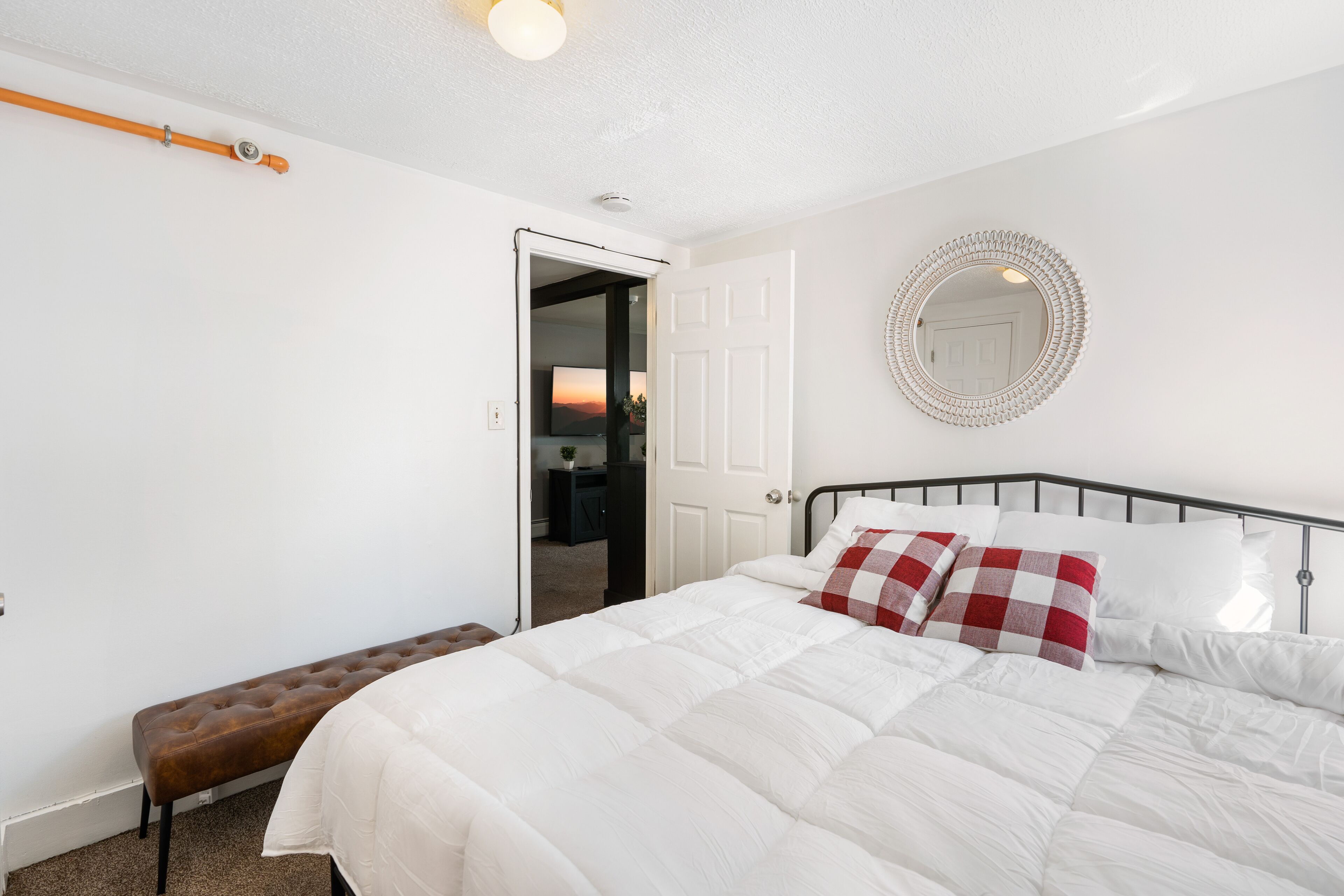 2 slaapkamers, een bureau, een strijkplank/strijkijzer, wifi