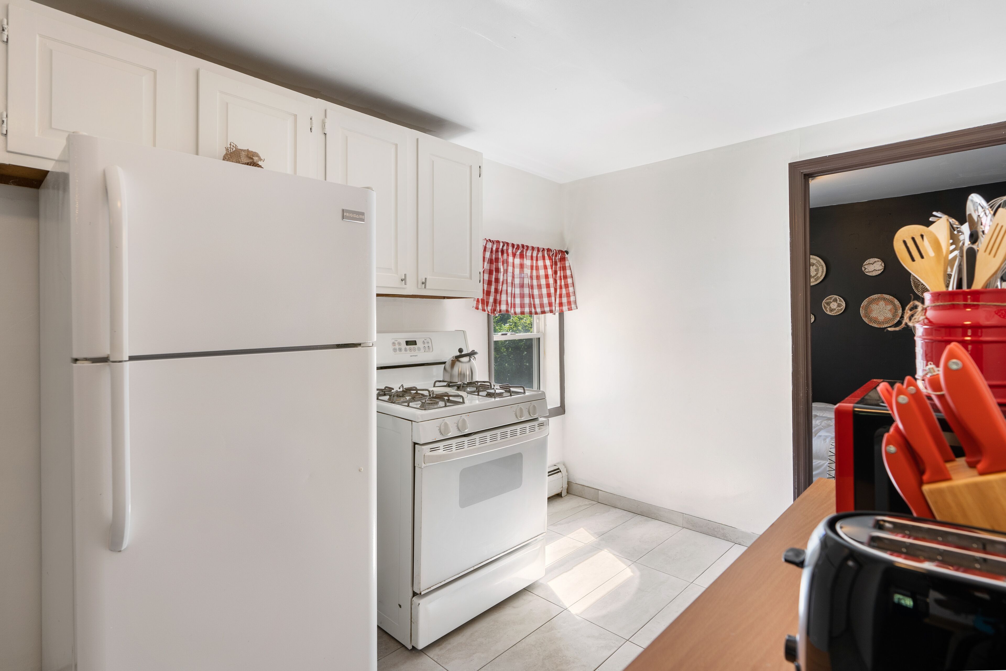 King Bed | Private Parking | Strong WiFi