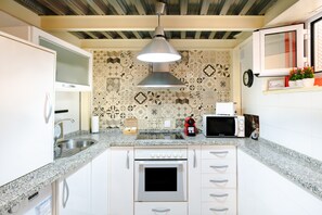 Réfrigérateur, micro-ondes, four, plaque de cuisson