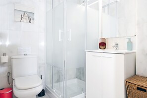 淋浴设施、吹风机、毛巾