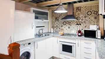 Een koelkast, een magnetron, een oven, een kookplaat