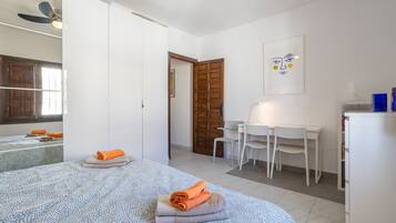 2 slaapkamers, een strijkplank/strijkijzer, gratis wifi, beddengoed