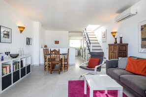 Una televisión, un reproductor de DVD