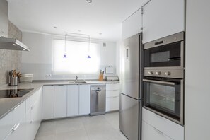 Een koelkast, een magnetron, een oven, een kookplaat