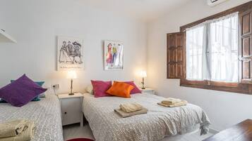 2 slaapkamers, een strijkplank/strijkijzer, gratis wifi, beddengoed