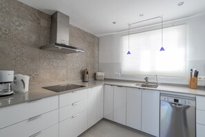 Geladeira, micro-ondas, fogão, cooktop