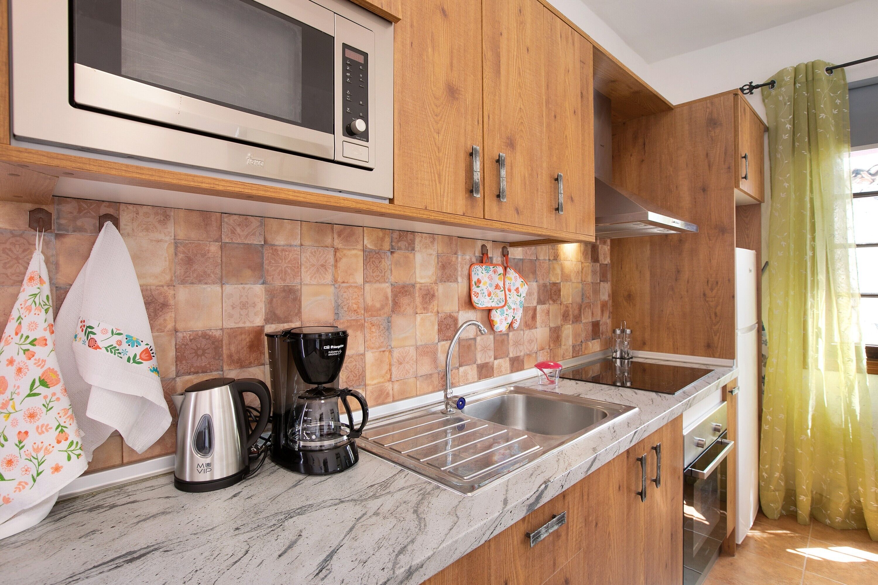 Een koelkast, een magnetron, een oven, een kookplaat