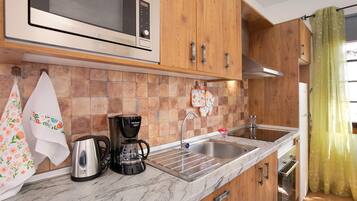 Een koelkast, een magnetron, een oven, een kookplaat