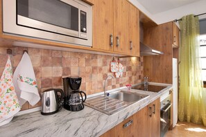 Een koelkast, een magnetron, een oven, een kookplaat