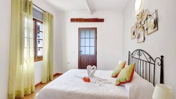 2 slaapkamers, een strijkplank/strijkijzer, gratis wifi, beddengoed