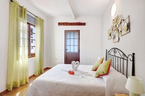 2 bedrooms, iron/ironing board, free WiFi, bed sheets