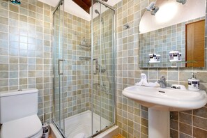 Een douche, een haardroger, handdoeken