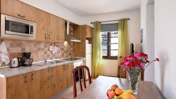 Een koelkast, een magnetron, een oven, een kookplaat