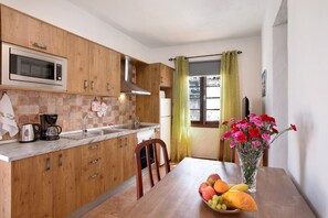 Een koelkast, een magnetron, een oven, een kookplaat