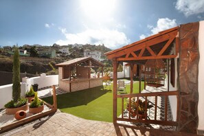 A patio area with a checkered floor, a wooden pergola, and potted plants. - Los diablitos 3C – Family-Friendly Mountain View House with Terrace & Wi-Fi (Santa Cruz de Tenerife)