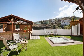 Outdoor spa tub - Los diablitos 1A - Family Apartment with Mountain Views, Terrace & Wi-Fi (Santa Cruz de Tenerife)