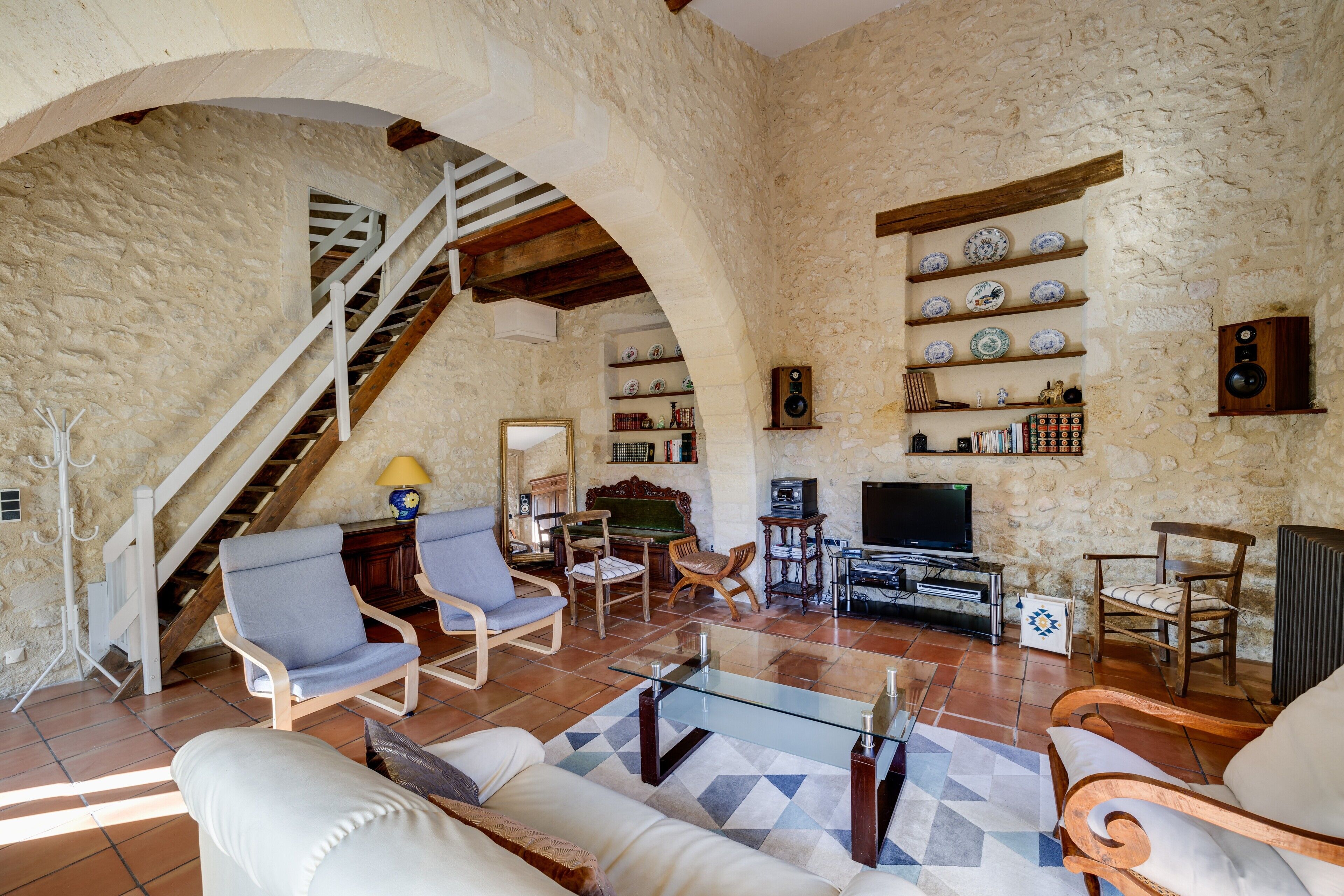 Televisión, chimenea, mesa de ping pong