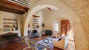 Télévision, cheminée, table de tennis de table