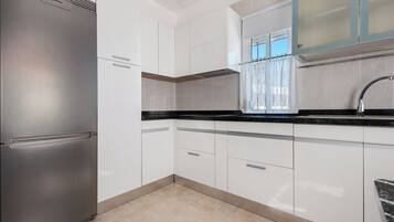Frigorífico, microondas, horno y placa de cocina