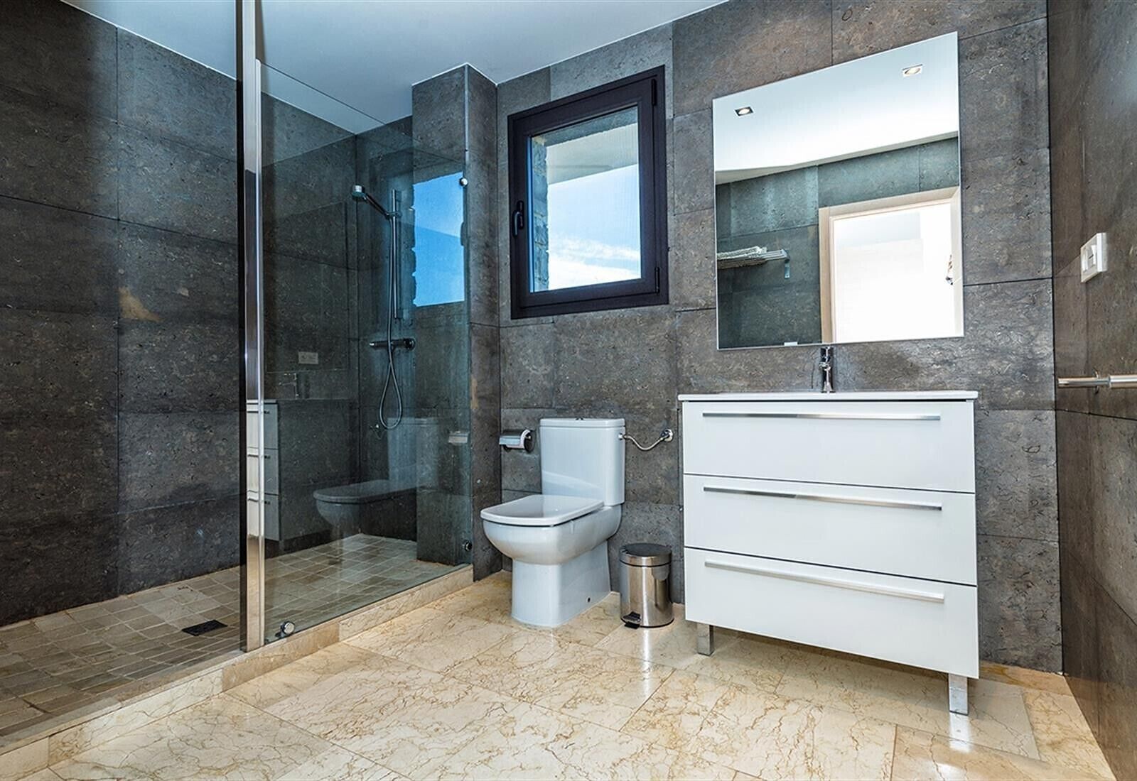 Een douche, gratis toiletartikelen, een haardroger
