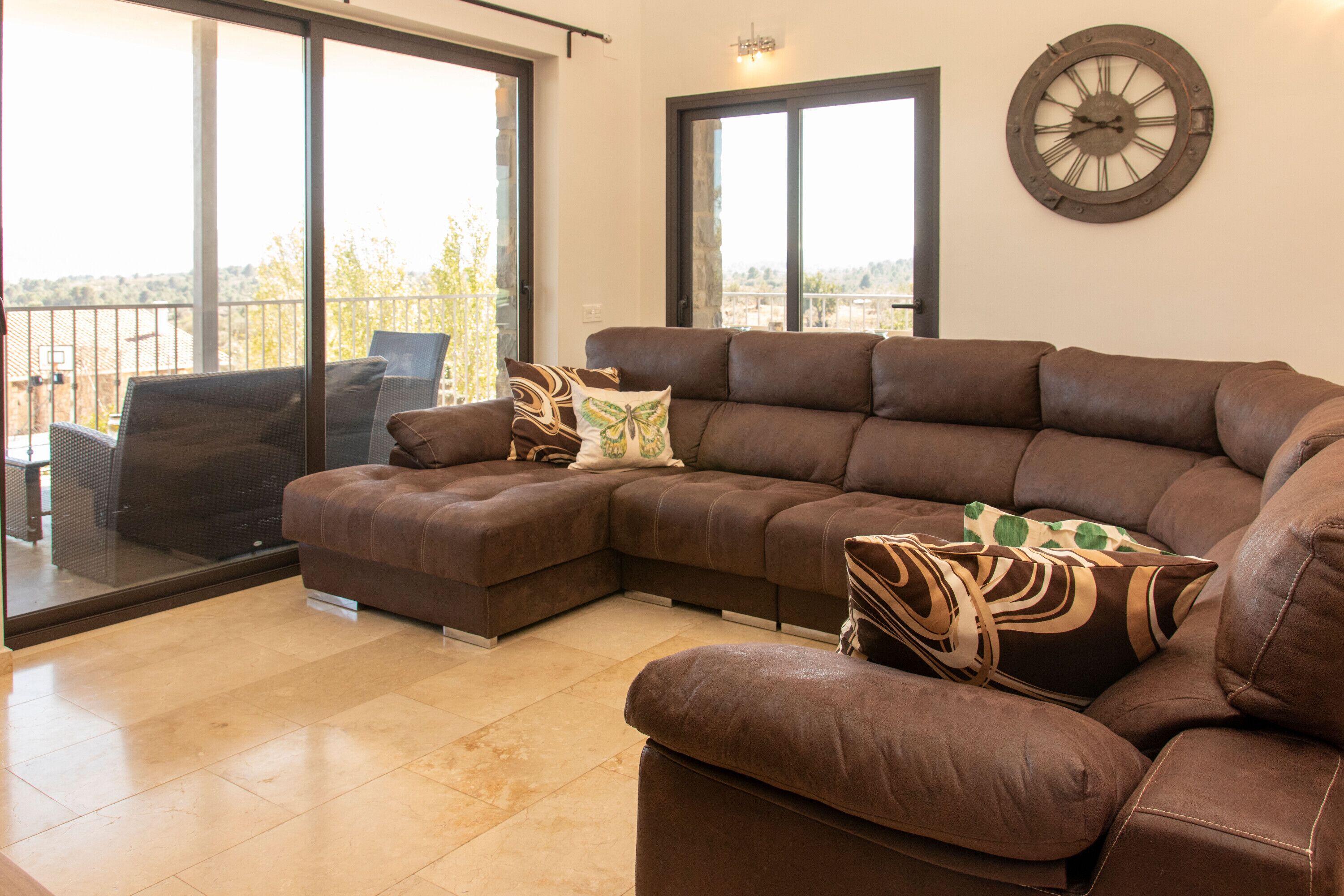 Télévision, lecteur de DVD, table de tennis de table, chaîne hi-fi